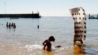 Fantasia de prédio na praia