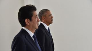 アリゾナ記念館で献花した安倍首相とオバマ大統領(27日)