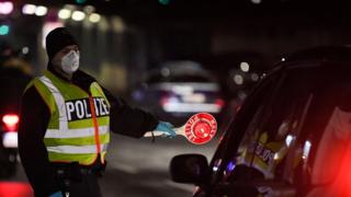 Policial alemão usa uma máscara no controle de motoristas na fronteira entre Alemanha e França no dia 12 de março de 2020