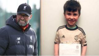 Daragh Curley yandikiye umutoza Jurgen Klopp wa Liverpool mu mwitozo bari babahaye ku ishuri yigaho