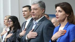 Петр Порошенко поет гимн, приложив руку к сердцу