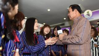 นายกฯ จับมือกับสมาชิก BNK48