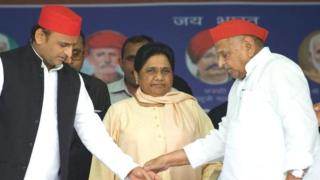 समाजवादी पार्टीचे नेते अखिलेश आणि मुलायम सिंह यादव बसपा नेत्या मायावती यांच्याबरोबर