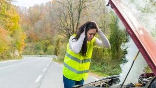 Mujer en la carretera