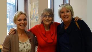 Margot Kidder, neu Lois Lane (canol) gyda’r Cynorthwyydd Llyfrgell Helen Jones (chwith) a'r Llyfrgellydd Cangen Susan Jones.