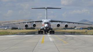 S-400 parçaları taşıyan 7. Rus uçağı da Pazar öğle saatlerinde Ankara yakınlarında yer alan Mürted Hava Meydanı'na indi.