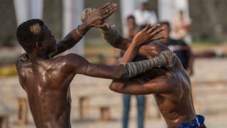 ሁለት ወጣት የዳምቤ ቦክሰኞች በሌጎስ የጦረኞች ውድድር ላይ ሲቧቀሱ፤- ይህ ባሕላዊ ጨዋታ በሰሜን ናይጄሪያ የሐውሳ ጎሳ አባላት የሚዘወተር ነው።