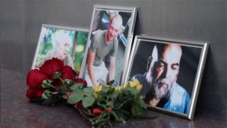 Журналисттер үйүнүн жанына курман болгон журналисттердин сүрөттөрү коюлду