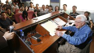 Murray Gell-Mann con estudiantes en la universidad china de Huazhong