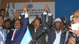 Saddexd madaxweyne oo xilka si nabad ah isugu wareejiyay