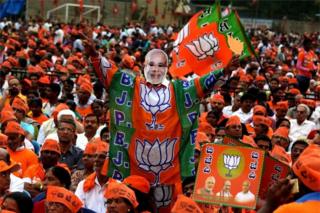 Общий вид, показывающий, что сторонник БДП в маске премьер-министра Индии Нарендры Моди виден во время публичного митинга Партии Бхартья Джанта (BJP) перед выборами в Ассамблею Карнатаки, в Бангалоре, Индия, 8 мая 2018 года.