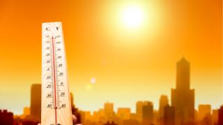 Termómetro en una ciudad durante una ola de calor