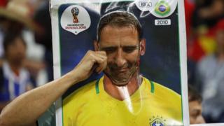 Un aficionado llorando.