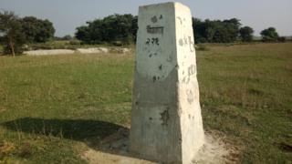 नेपाली भू–भाग मिचेर नयाँ स्थानमा गाडिएको छिन्नमस्ता गाउँपालिका ४ लालापट्टीस्थित २२६ नम्बरको मुख्य स्तम्भ ।
