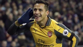 Alexis Sánchez celebra con los aficionados