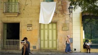Ein weißes Bettlaken hängt von einem Balkon in der Altstadt von Havanna als Hommage an Havannas Stadthistoriker Eusebio Leal am 1. August 2020 in Havanna, Kuba.