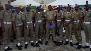 Awọn ọmọ ikọ peace corps duro bi ologun