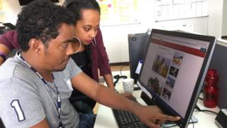 የቢቢሲ ጋዜጠኞች ድረ-ገጻቸውን እየተመለከቱ