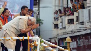 मोदी झुककर नमस्ते करते हुए