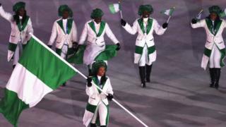 Ngozi Onwumere porte le drapeau du Nigeria aux cotes de son équipe lors de la cérémonie d'ouverture des Jeux olympique d'hiver de le 9 février 2018 à Pyeongchang-gun, Coréee du Sud