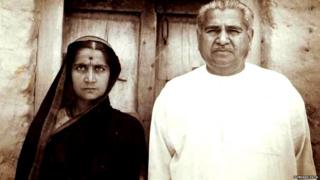 తండ్రి నానా పాటిల్తో హౌసాబాయి పాటిల్