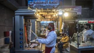 سوريون يعملون في قطاع المطاعم في مصر