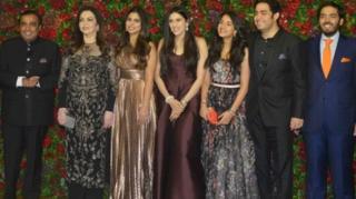 Mtu tajiri zaidi nchini India Mukesh Ambani kushoto na binti yake Isha Ambani wa tatu kutoka kushoto