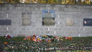 Memorial pelas vítimas do holocausto no antigo campo de concentração de Oranienburg, na Alemanha