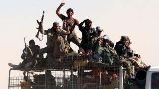 Members of the Shia-dominated Popular Mobilisation force near the IS stronghold of Tal Afar (20 November 2016)