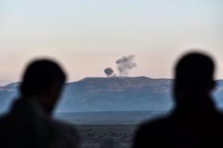 Hassa'da Afrin'den yükselen dumanı izleyenler