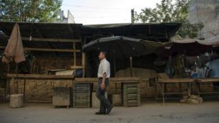 Homem em mercado em Aleppo