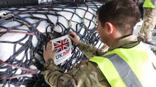 Ассистент маркирует поставки знаком «Помощь Великобритании»