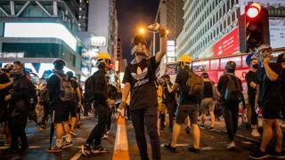 香港九龙旺角“反送中”示威者阻塞弥敦道(17/8/2019)