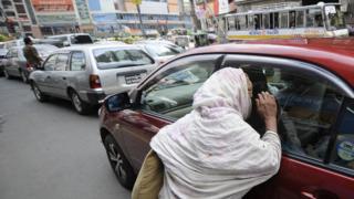 ঢাকার রাস্তায় ভিক্ষা করছেন একজন বয়স্ক নারী