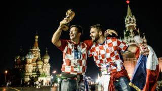 Сторонники Хорватии празднуют победу на Красной площади в Москве