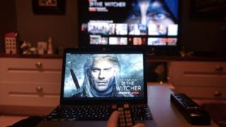 сериал "Ведьмак" на лаптопе