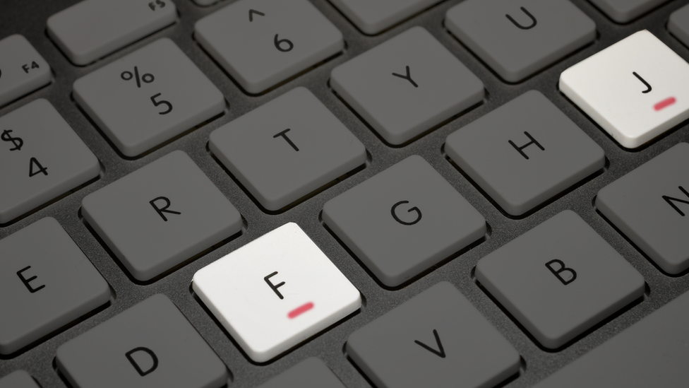 Teclado de computadora con las rayas en la F y la J.