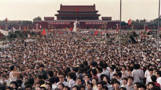 天安门广场上的学生(2/6/1989)