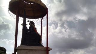 होळी माळावरील छत्रपती शिवाजींचा जुना सिंहासनारुढ पुतळा.
