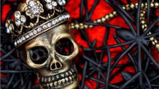 Calavera con corona