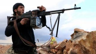 A rebel fighter fires towards pro-regime forces during clashes in Sheikh Najar area of the restive Syrian city of Aleppo (25 February 2016)