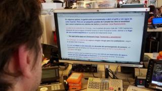 Hombre leyendo una pantalla con la herramienta BeeLine