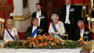 Королева выступает на государственном банкете для короля Нидерландов