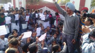 11ਵੀਂ ਜਮਾਤ ਦੀ ਵਿਦਿਆਰਥਣ ਖਿਲਾਫ਼ ਨਾਅਰੇਬਾਜ਼ੀ