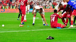 مشجعو الإمارات رشقوا اللاعبين القطريين بالنعال والزجاجات المياه