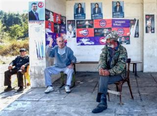Жители Грузии на автобусной остановке