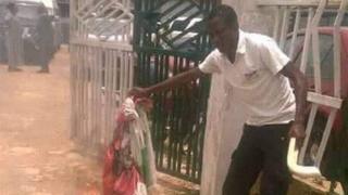 Ọmọ ẹgbẹ́ PDP kan ń dáná sun àṣíá ẹgbẹ́ òṣèlú ẹgbẹ́ òṣèlú PDP