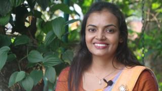 කොළඹ විශ්වවිද්යාලයේ නීති පීඨයේ කථිකාචාර්යවරියක වශයෙන් කටයුතු කරන ධනුෂිකා අබේරත්න