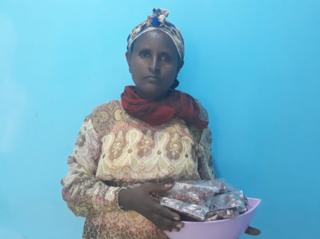 ኣብ ጎደናታት ከተማ መቐለ ቆሎ ትሸይጥ በዓልቲ ዲግሪ ተጋዳሊት ህወሓት ብርሃ ኣፅበሃ