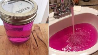 Agua de grifo de color fucsia.